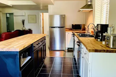 Image de Contemporary Garden Apartment. Close to Downtown.