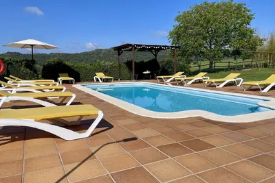 Image de Classique maison en pierre calcaire historique avec un beau jardin avec piscine et vue panoramique