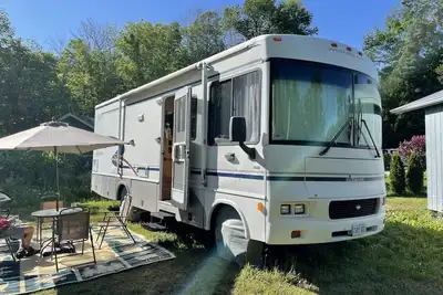 Image de Class A motor home on large lot