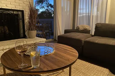 Image de The Lakeside home has views, decks, sauna, spa, and it is near town and the lake