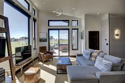 Modern Wintercrest Oasis