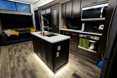Image de Luxury Rv with full kitchen sleeps family of 6 inside fenced property