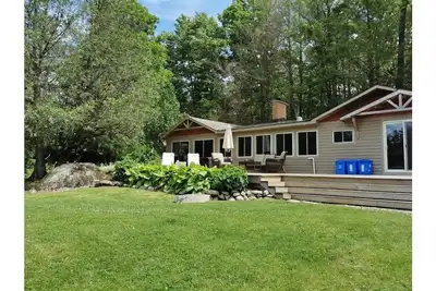 Image de Bright and spacious lakeside cottage with firepit, hot tub and Ac on Stoney Lake