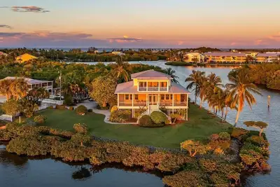 Image de Large home on private penninsula with waterfront and views on three sides.