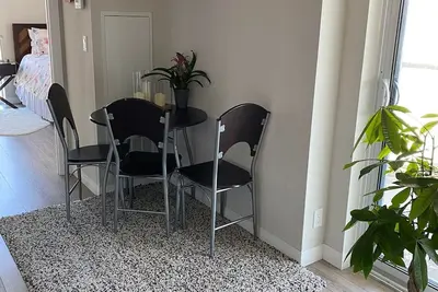 Image de Modern condo with a view, 20mins from downtown