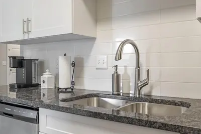 Image de Modern homey Suite, close to all attractions in downtown Springfield. .