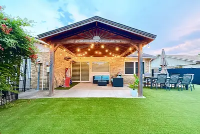 Image de Family Friendly, Near Highways, Dart, Tesla Charger, Garage, Foosball, Grill