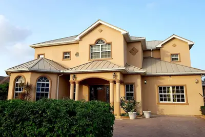 Image de Beautiful home in quiet family friendly community - 5 minutes from Spotts beach.