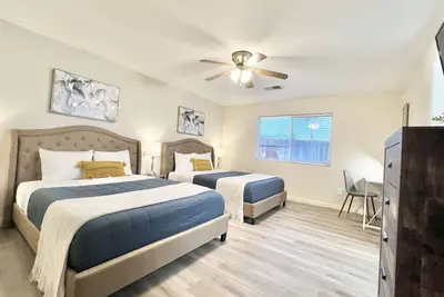 Image de Large Home W/ComfyBeds &BBQGrill ForUpTo14 Guests