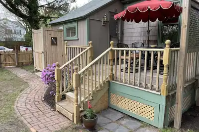 Image de Charming - Spacious. Light-filled. Near Beaches.