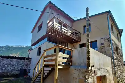 Image de Mountain and river will treat you to the top of this medieval village.