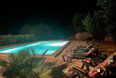 Image de Maison Provençale avec piscine au milieu des oliviers et des pins