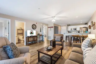 Image de Spacious Walk-in Golf Condo with Sunroom near Pool, Ticket & Golf Deals!