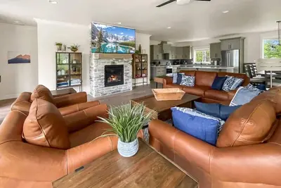 Image de Morning Manor · Brand New Mountain Modern 5 Bedroom with Hot Tub!
