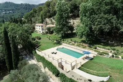 Image de Romantic French Farmhouse with Panoramic Views 12
