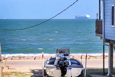 Image de Walk to Ocean: Coastal Surfside Beach Bungalow!