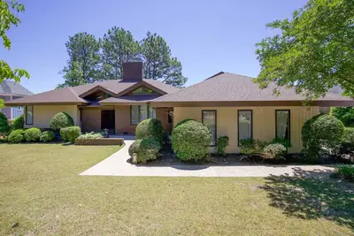 Image de Pinehurst Lake House - 4 Bedroom House with Pool!