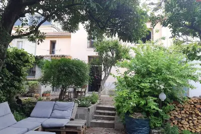 Image de Rent Maison des Poètes in its green setting in the heart of Beziers