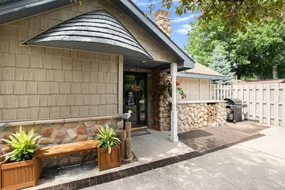 Image de Views abound from this lakefront charmer with in-ground pool