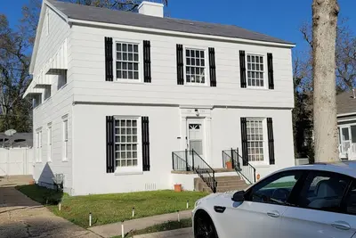 Image de South Highland's Modern Old School 98 year old home updated with all charm left!