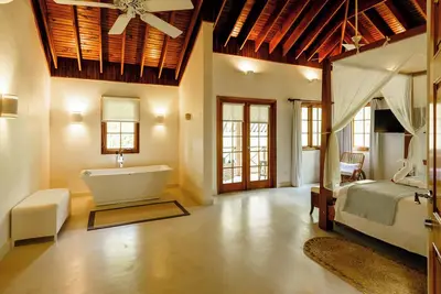 Image de 2 Story 2 Bedroom 5 Star Luxurious Villa in Negril, perfect for family