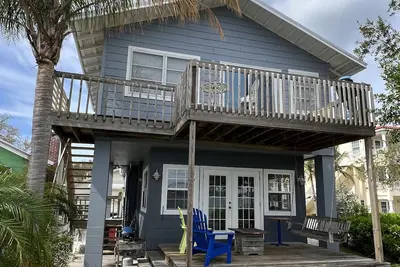 Image de The Hemingway-Key West Style Cottage. . . Million Dollar Waterfront. dock. . beach