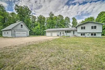 Image de Mancelona Home w/ Deck, 8 Mi to Torch Lake!