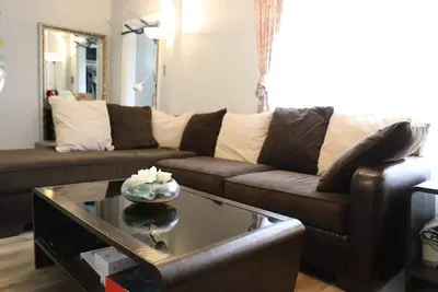 Image de Cheerful 3 bedroom house free parking minuets to Dt