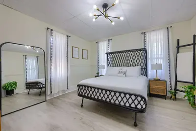 Image de Delightful Small Town Escape — Sauna & Parking