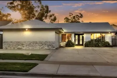 Image de Nice backyard with pool and outdoor Bbq