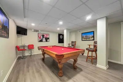Image de City living W/Hot tub, Pool Table, Movie Theater!