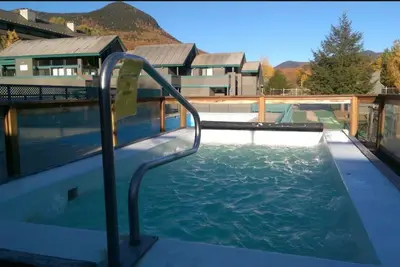 Image de Cozy Renovated Townhome Across the Street From Loon Mountain