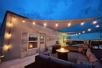 Image de Penthouse Suite With Roof Top Patio!