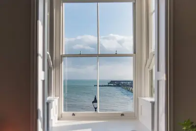 Image de Light, bright, and colourful apartment opposite Deal pier
