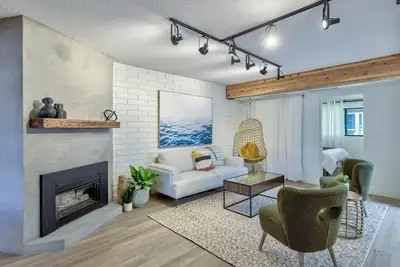 Image de Fully renovated 2 storey, 3 bed suite + patio oasis- In the heart of Downtown