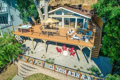 Image de Luxurious lakefront with views, deck, spa & your private dock