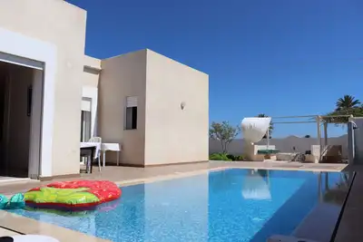 Image de Villa la reine atypique avec piscine à 5 minutes de la plage!