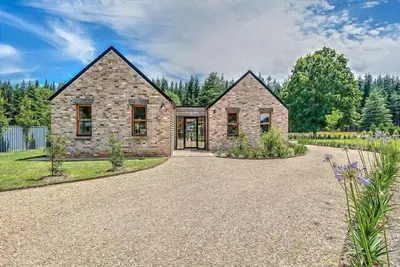 Image de Alpine Barn Retreat, Bright