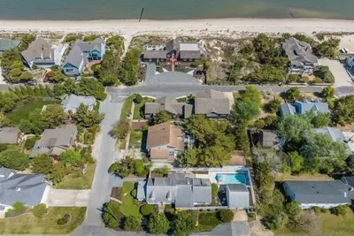 Image de June 21-28 Discounted Rate! Private Heated Pool, Game Room, and just steps to the beach!