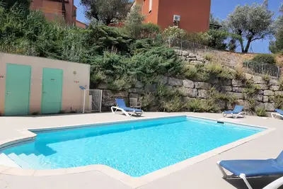 Image de Maison à étage avec terrasse et piscine commune
