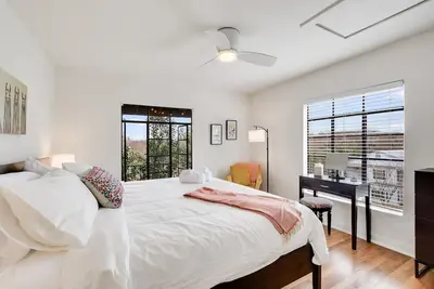 Image de Treetop views in 2-bedroom historic duplex