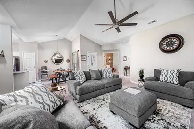 Image de Cozy Industrial Kildaire Farms Home- near Downtown