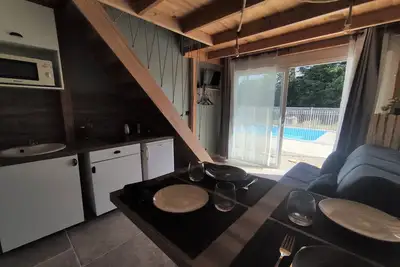 Image de Gite Atypique Avec Piscine Couverte en été