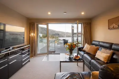 Remarkable Apt, Garage, Pet Friendly, Lake Views