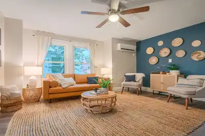 Image de Gorgeous apt, pets, hot tub & fire pit, walk --> Dt Frederick