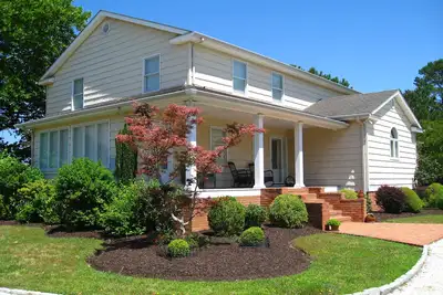 Image de 10 Acre 3 Br Waterfront Retreat on Thicket Creek has dock & neighborhood beach\n