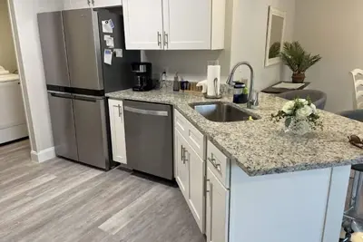 Image de Refurbished villa with golf cart, great location, corner lot