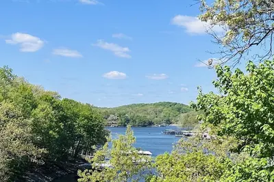 Image de Spacious 5 Bedroom House On The Lake, Private Dock, rent 2nd house next door!