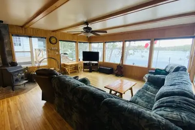 Image de Beautiful Cottage for Rent: With sauna steps away from the lake only $3, 000/week
