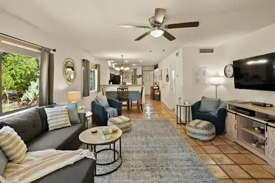 Image de Spacious & Updated 2 Br/2. 5ba on Golf Course! Pool, Views & Convenient Location!